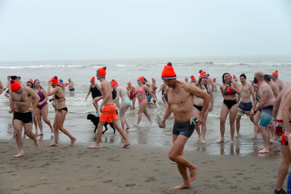 ../Images/Nieuwjaarsduik Noordwijk 2020 087.jpg